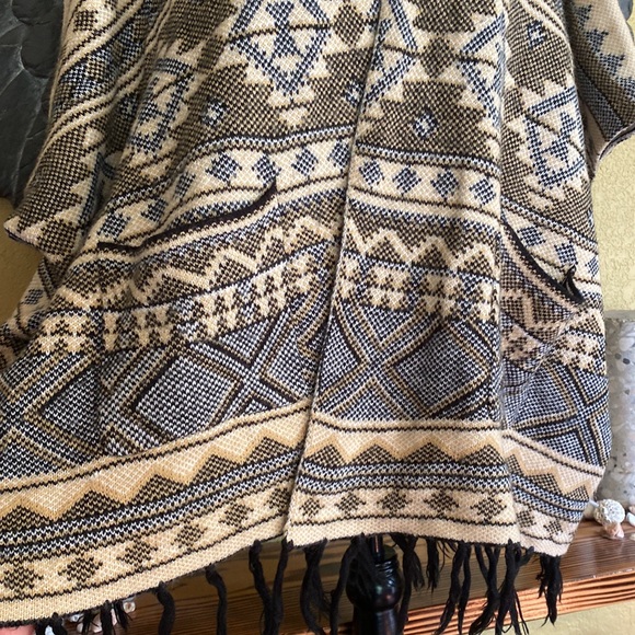 Suzy Shier Oversized Knit Poncho Style Shall Throw - Picture 2 of 9